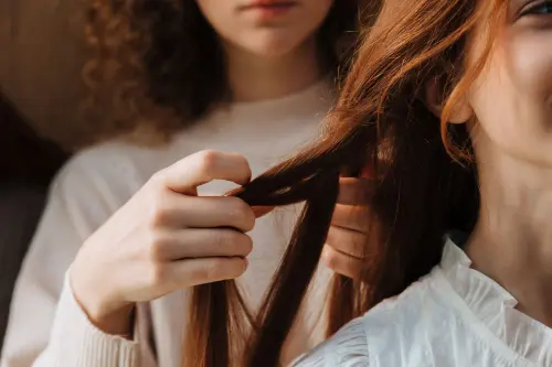 Donare i capelli: come funziona davvero