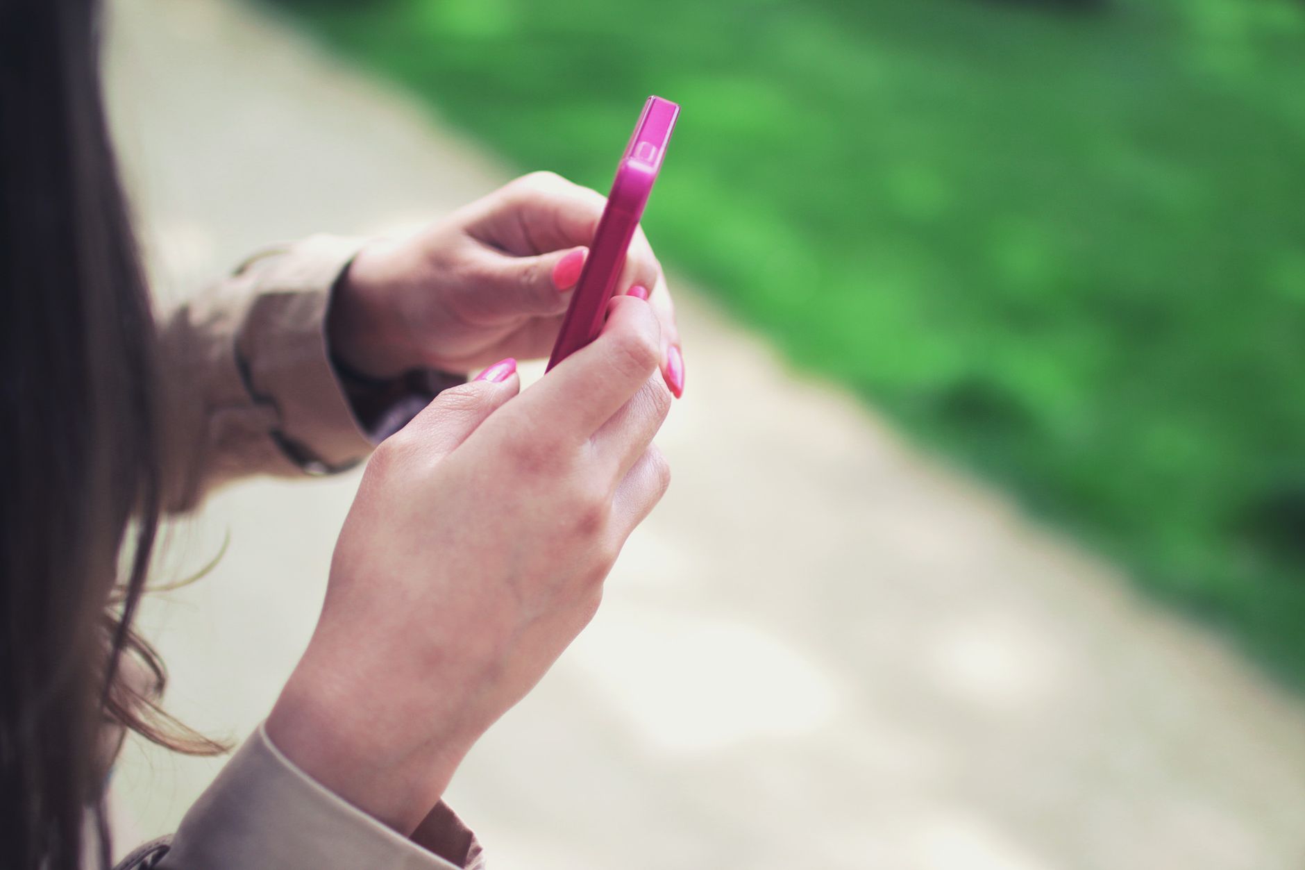 FOMO e JOMO: significato e impatto sui social