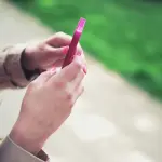 FOMO e JOMO: significato e impatto sui social