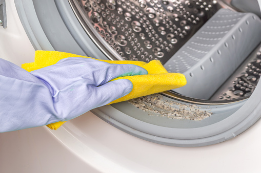 Come disinfettare la lavatrice: in modo naturale, dopo aver lavato tappeti, con bicarbonato, e altro