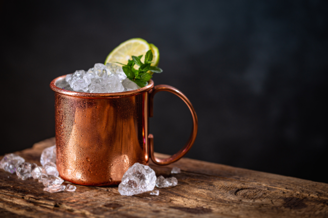 Moscow Mule: Come fare il cocktail perfetto cocktail con zenzero  moscow cocktail ginger beer ricetta  moscow mule zenzero  cocktail allo zenzero  moscow mule bar ginger beer cocktail  moscow mule drink  
